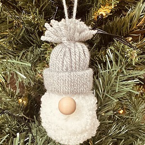 Handgemaakte kersthanger kerstman in grijs– kerstdecoratie
