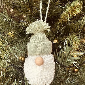 Handgemaakte kersthanger kerstman in lichtgroen – kerstdecoratie