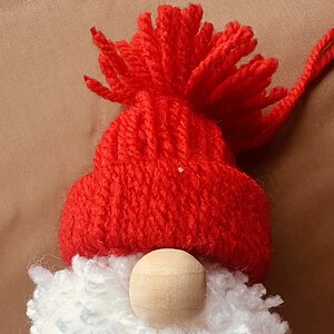 Handgemaakte kersthanger kerstman in rood– kerstdecoratie