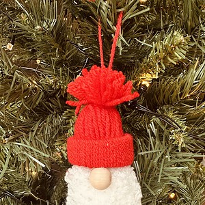 Handgemaakte kersthanger kerstman in rood– kerstdecoratie