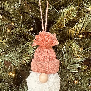 Handgemaakte kersthanger kerstman in zachtroze – kerstdecoratie