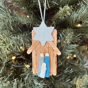Handgemaakte kersthanger kerststal met Maria, Jezus en Jozef – kerstdecoratie