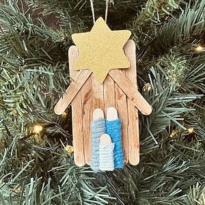 Handgemaakte kersthanger kerststal met Maria, Jezus en Jozef – kerstdecoratie goud