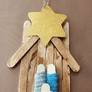 Handgemaakte kersthanger kerststal met Maria, Jezus en Jozef – kerstdecoratie goud