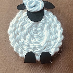 Handgemaakte kersthanger schaapje van witte wol – kerstdecoratie