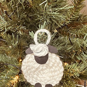 Handgemaakte kersthanger schaapje van witte wol – kerstdecoratie