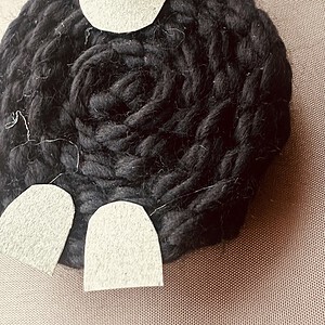 Handgemaakte kersthanger schaapje van zwarte wol – kerstdecoratie