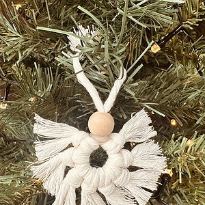 Handgemaakte kersthanger witte engel van hout – kerstdecoratie