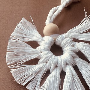 Handgemaakte kersthanger witte engel van hout – kerstdecoratie