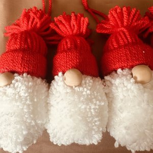 Handgemaakte kersthangers kerstman in rood – set van 4 stuks