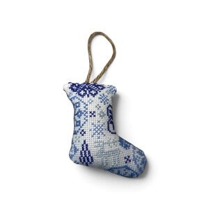 Handgemaakte kerstsok kersthanger 8 cm – Delftsblauw borduurwerk 2