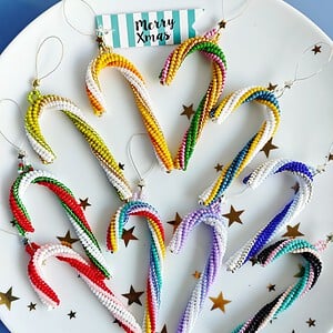 Handgemaakte kerstversiering van kralen, 'Colourful Candy Canes'