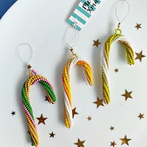 Handgemaakte kerstversiering van kralen, 'Colourful Candy Canes'