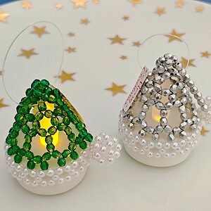 Handgemaakte kerstversiering van kralen, 'Santa's Hat'