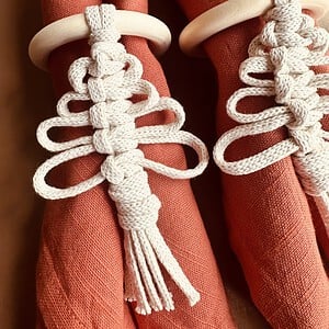 Handgemaakte servetring met macramé kerstboom – kerstdecoratie