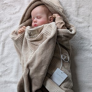 Handgemaakte wikkeldekens van ribfluweel | Taupe & off-white | Baby 🤍