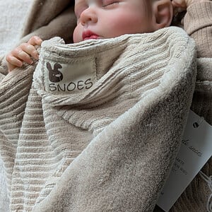 Handgemaakte wikkeldekens van ribfluweel | Taupe & off-white | Baby 🤍