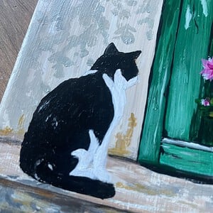 Handgeschilderd tegeltje – De kat bij de deur | 10 × 10 cm