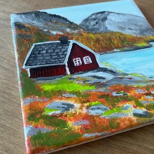 Handgeschilderd tegeltje – Het rode huisje| 10 × 10 cm