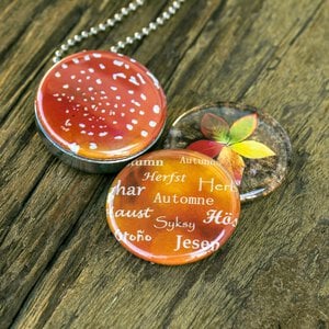 Herfst ketting/medaillon, ketting met close up foto`s van herfst in rood geel en oranje.