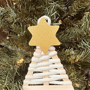 Houten kersthanger kerstboom met wit touw en gouden piek – kerstdecoratie
