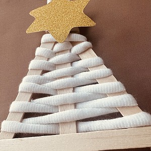 Houten kersthanger kerstboom met wit touw en gouden piek – kerstdecoratie
