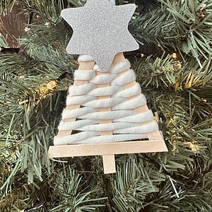 Houten kersthanger kerstboom met wit touw en zilveren piek – kerstdecoratie