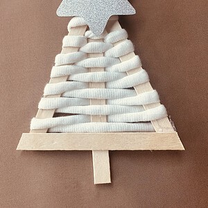 Houten kersthanger kerstboom met wit touw en zilveren piek – kerstdecoratie