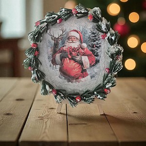 Kerstman in de Sneeuw – Handgemaakt Kerstbord Ø15 cm