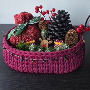 Kerstmandje met lichtjes en cadeautjes