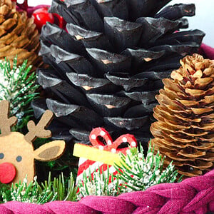 Kerstmandje met lichtjes en cadeautjes