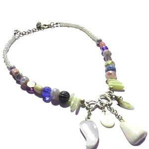 Ketting met keramiekkralen, schelpkralen, parelmoer en glaskralen. Handgemaakte halsketting, pastelkleur, zilverkleur connector, schelpbedel