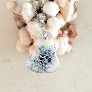 Kleine paarse bubbels gevangen in glas.