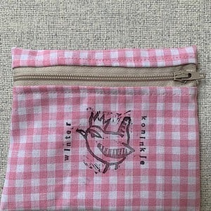 Lief roze portemonneetje met gestempeld winterkoninkje