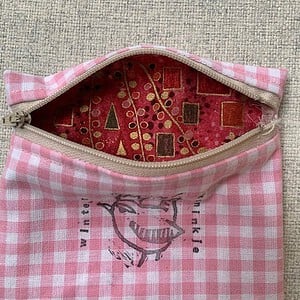 Lief roze portemonneetje met gestempeld winterkoninkje