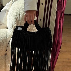 Midnight Fringe Bag – handgemaakte gehaakte handtas met franjes zwart