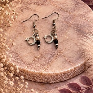 Midnight Pearl oorbellen met haakjes – Glasparels & facetkralen