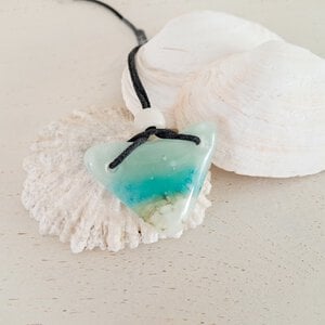 Oceaan - zee hanger ketting: handgemaakt aqua blauw glazen sieraad, medaillon, op zee geïnspireerd betekenisvol cadeau