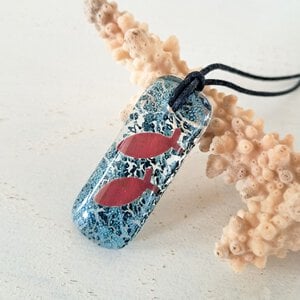 Oceaan - zee hanger ketting: handgemaakt aqua blauw glazen sieraad met twee visjes in het glas, op zee geïnspireerd betekenisvol cadeau