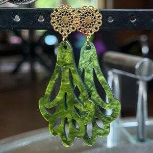 Olijfgroene boho lichte resin oorbellen