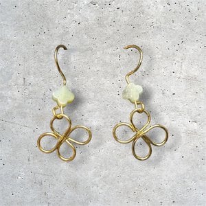 Oorbellen met klavertje van messing en schelp