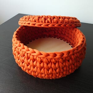 Oranje gehaakt mandje met pompoenen op deksel | Herfstdecoratie