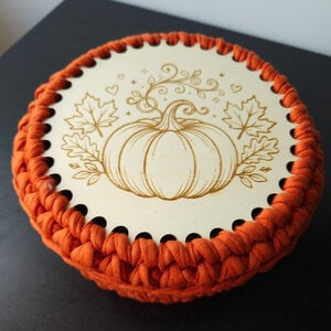Oranje gehaakt mandje met pompoenen op deksel | Herfstdecoratie