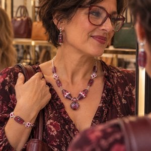 Passievol & Avant-Garde, sieradenset met handgemaakte glaskunst in paars en rood