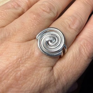 Retro zilveren ring met spiraalmotief
