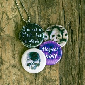 Roestvrij stalen fotomedaillon ketting met drie verschillende verwisselbare voorkanten met griezelige foto`s van griezelige halloween items,spooky halloween ketting.Rvs/roestvrij stalen fotomedaillon.
