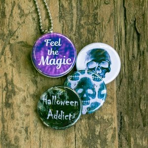 Roestvrij stalen fotomedaillon ketting met drie verschillende verwisselbare voorkanten met foto`s van griezelige halloween items,spooky donkere halloween ketting.Rvs/roestvrij stalen fotomedaillon.