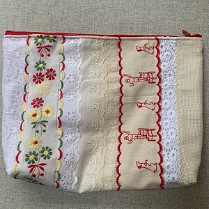 Rood toilettasje / etui van vintage band en kant