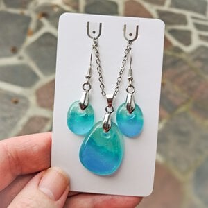 Set hanger en oorbellen met blauw groen glas, oorbellen set met ketting van blauw groen glas.