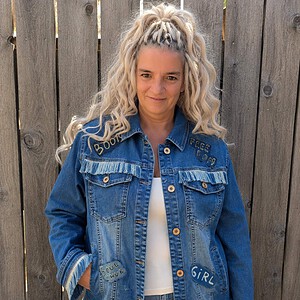 Soul Clean – One of a Kind Upcycled Denim Jasje met Cowgirl Artwork